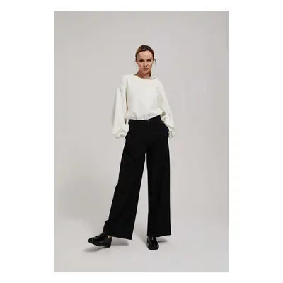 Wide-legged trousers