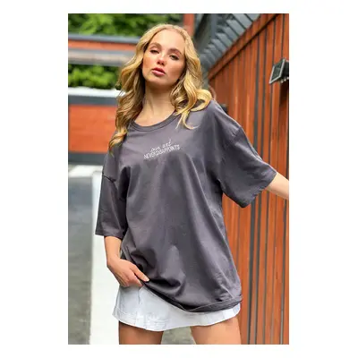 Trend Alaçatı Stili Women's Anthracite Crew Neck Front Embroidered Oversized T-Shirt