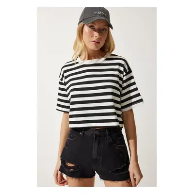 Happiness İstanbul Women's Black Crew Neck Striped Crop Knitted T-Shirt