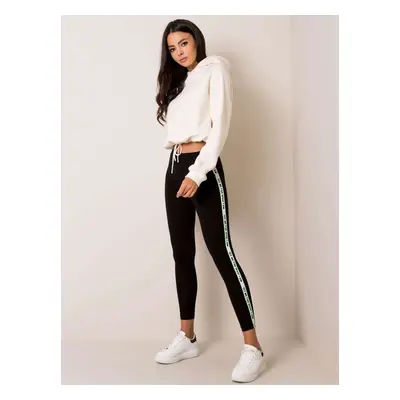 Fekete leggings csíkkal