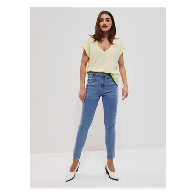 High-waisted jeans