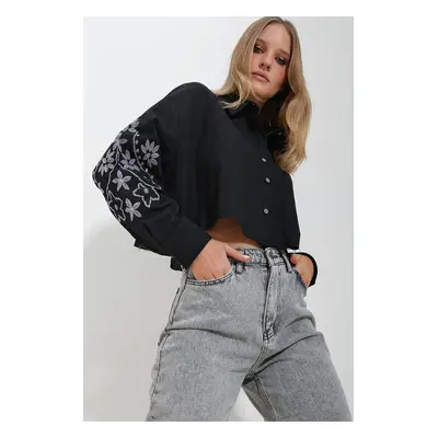 Trend Alaçatı Stili Women's Black Embroidered Sleeves Single Pocket Crop Shirt