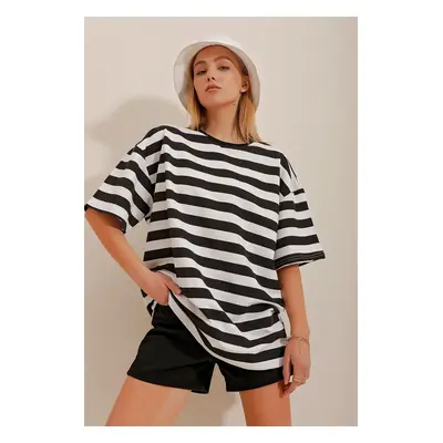 Trend Alaçatı Stili Women's Black Crew Neck Thick Striped Oversized T-Shirt