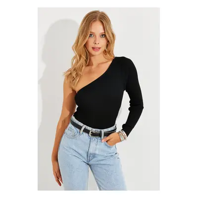 Cool & Sexy Women's Black One-Shoulder Knitwear Blouse YV204