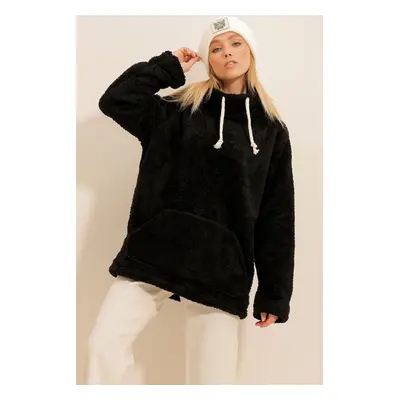 Trend Alaçatı Stili Women's Black High Neck Kangaroo Pocket Plush Sweatshirt