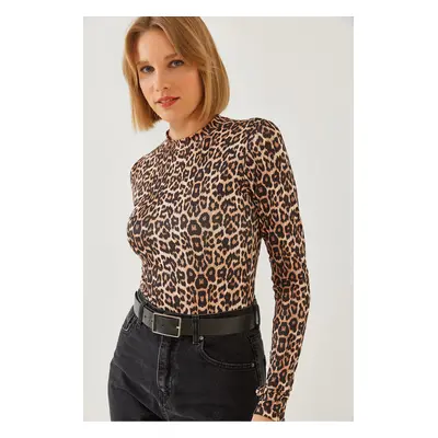 Bianco Lucci Women's Finger-Strapped Micro-Digital Leopard Patterned Blouse