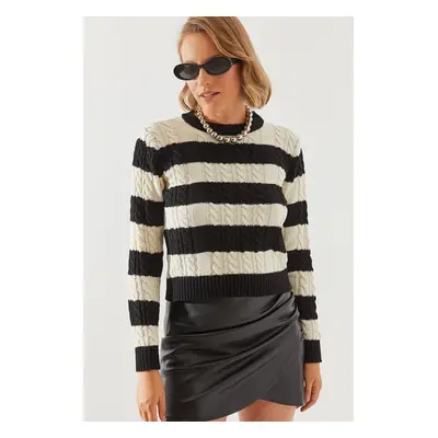 Bianco Lucci Women's Striped Crew Neck Sweater