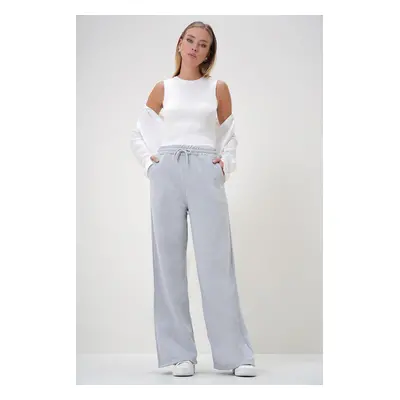 Trend Alaçatı Stili Women's Grey Wide Leg Double Pocket Thick Textured Trousers