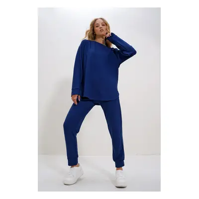 Trend Alaçatı Stili Women's Navy Blue Crew Neck Side Slit Soft Texture Modal Tracksuit