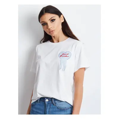 T-shirt decorated with a heart appliqué white