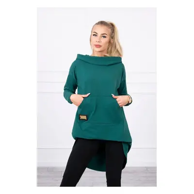 Sweatshirt with a long back and a green hood