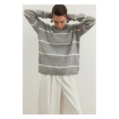 Trendyol Szürke Oversize Boucle csíkos kötöttáru pulóver