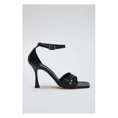 Trendyol Black Cross Strap Thin Heel Square Toe Women's Classic Heeled Shoes TAXSS25TO00001