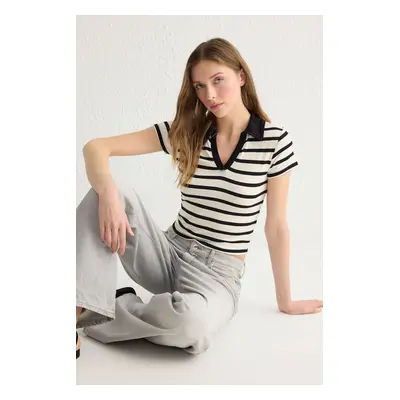 Trendyol White-Black Striped Fitted/Body-Sit Polo Collar Knitted Blouse