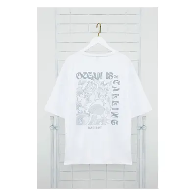 Trendyol White Oversize/Wide Cut 100% Cotton T-shirt with Raised Text Printed on the Back