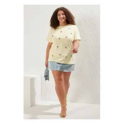 Trendyol Curve Yellow Boyfriend Flower Embroidery Detail 100% Cotton Knitted Plus Size T-shirt