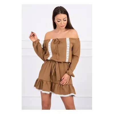 Dress with shoulders and lace camel