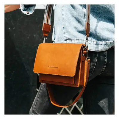 Női bőr crossbody kézitáska The Chesterfield Brand Berenik - konyak