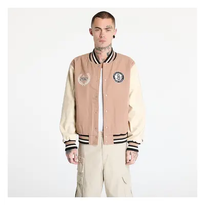 Kabát New Era Brooklyn Nets NBA Lifestyle Beige Varsity Jacket UNISEX Beige