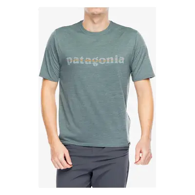 Patagonia Cap Cool Daily Graphic Shirt Gyorsan száradó póló - text logo nouveau green