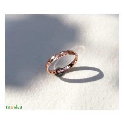 Apró sokszöges rosegold karikagyűrű (14 K)