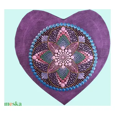 Lila ragyogás - szív alakú pontozott mandala