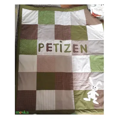 Zöld-barna patchwork takaró nyuszi mintával falvédőnek is alk.