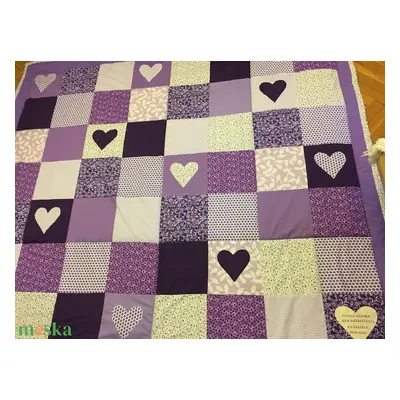 patchwork takaró lila szívecskékkel és felirattal, hengerpárna