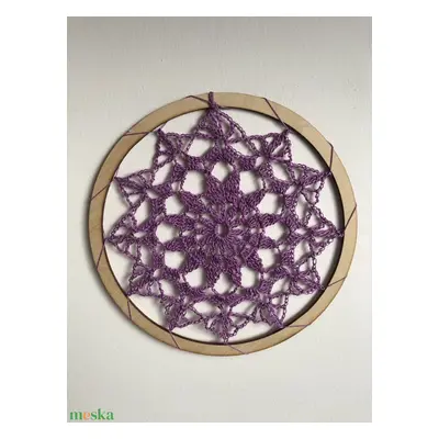 Lila adventi mandala dekoráció