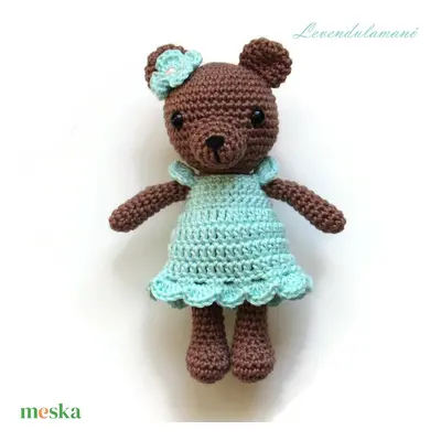 Horgolt barna macilány menta ruhában amigurumi