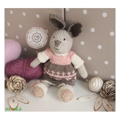 Nyuszi amigurumi figura, öltöztethető kötött nyuszika baba ruházattal, természetes anyagból kész