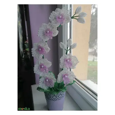 Gyöngyből készült orchidea