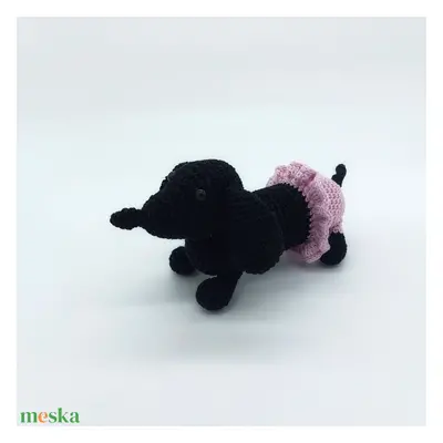 "Divatos nyár" Amigurumi fekete tacskó