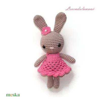 Horgolt barna nyuszilány pink ruhában amigurumi