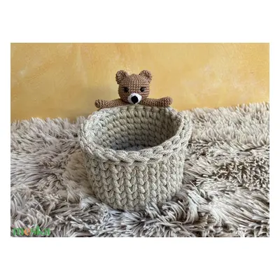 Horgolt tároló amigurumi maci díszítéssel