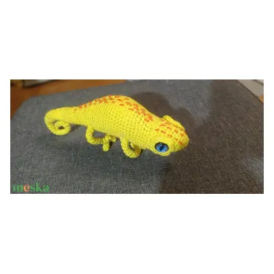 Kaméleon amigurumi figura