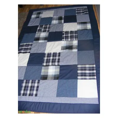 Kék patchwork takaró apró kockákból fiúknak