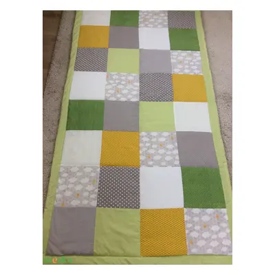 patchwork takaró falvédő fiúknak kockákból felhős mintával