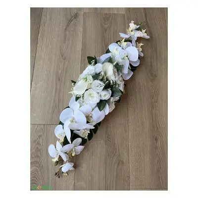 Fehér esküvői asztaldísz - orchidea, liziantusz, rózsa hosszú 60 cm főasztal