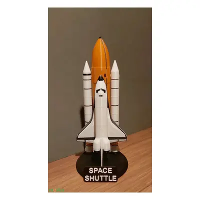 A legendás Űrsikló, a Space Shuttle 1:220 arányú modellje. A gyorsító rakétákkal és üzemanyag ta