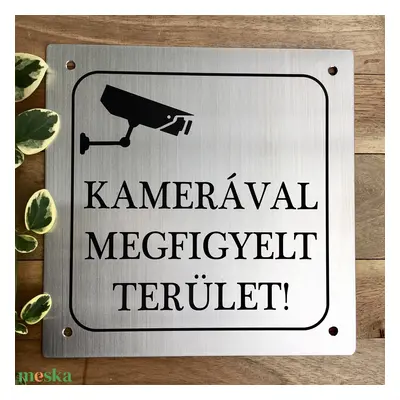 Nemesacél figyelmeztető tábla gravírozással - Kamerával megfigyelt terület