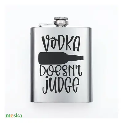 Gravírozott fém flaska - Vodka doesn't judge