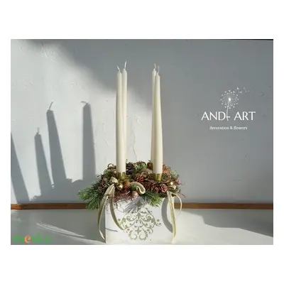 Arany-fehér adventi asztaldísz. And-art mód.