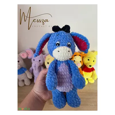 Horgolt Füles a Micimackóból amigurumi (Messza)