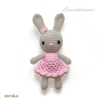 Horgolt szürke nyuszilány rózsaszín ruhában amigurumi