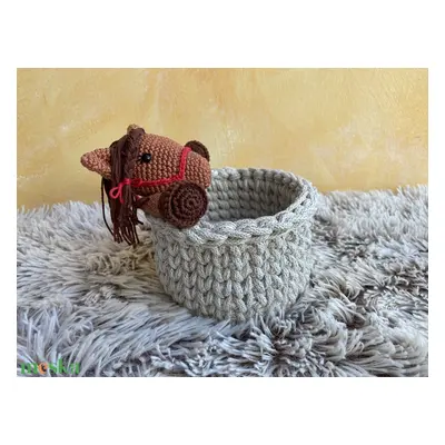 Horgolt tároló amigurumi lovacska díszítéssel