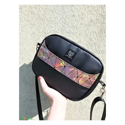 Fekete műbőr crossbody holografikus rosegold díszítéssel