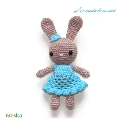 Horgolt barna nyuszilány kék ruhában amigurumi