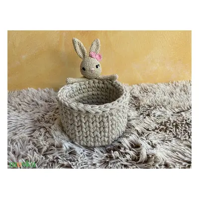 Horgolt tároló amigurumi nyuszi díszítéssel