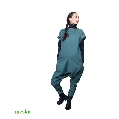 Petrol Jumpsuit - ejtett ülepű, szűkülő szárú, oldalzsebes nadrág, overál, kezeslábas